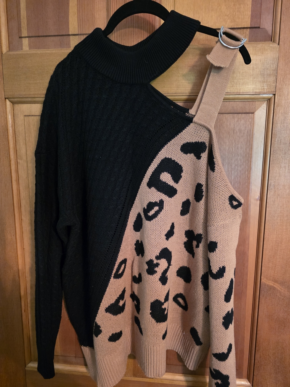 VENUS Black and Camel Off-Shoulder Leopard Knit Sweater